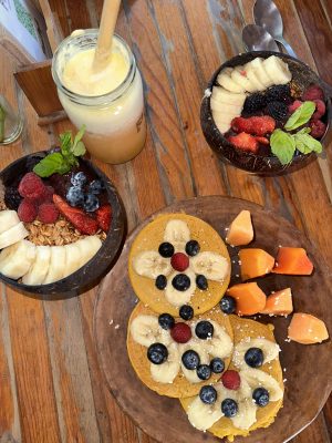 Petit-déjeuner au bord d'une plage au Mexique